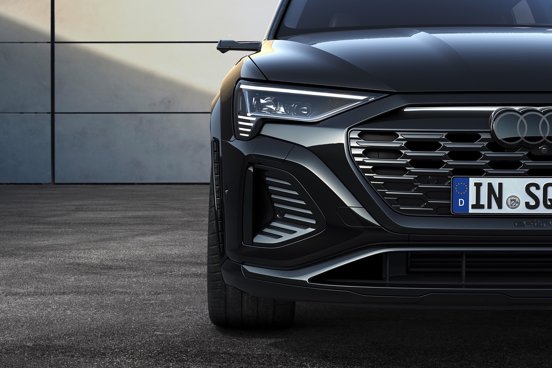 Vista cercana del diseño frontal del Audi Q8 e-tron, destacando su parrilla y ópticas.