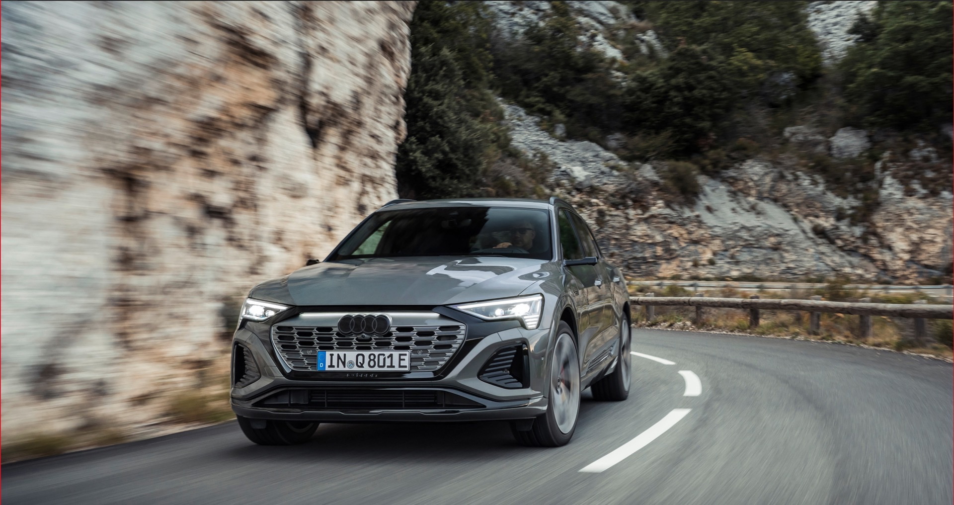 Vista dinámica del Audi Q8 e-tron en movimiento sobre carretera.