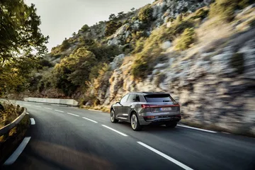 El Audi Q8 e-tron en una imagen dinámica demostrando su comportamiento en carretera