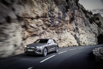 Vista dinámica del Audi Q8 e-tron en carretera de montaña