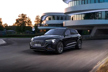Vista dinámica del Audi Q8 e-tron en entorno urbano.