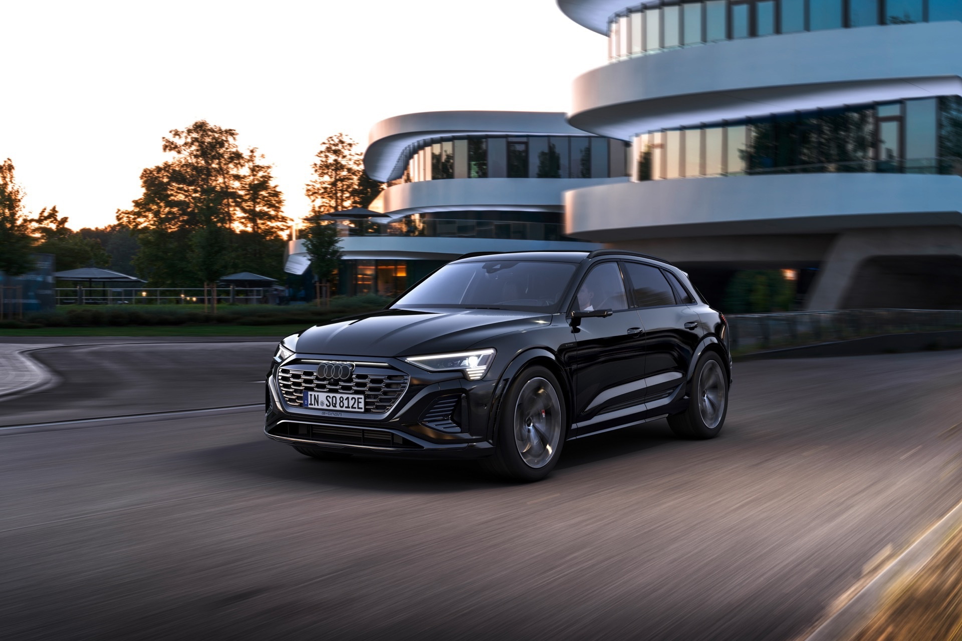 Vista dinámica del Audi Q8 e-tron en entorno urbano.