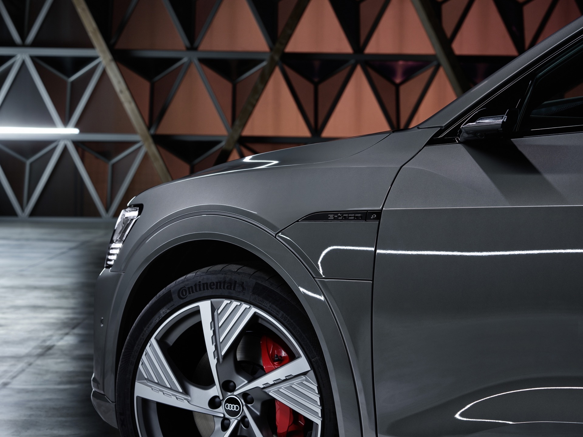 Vista en detalle de la llanta y la línea lateral del Audi Q8 e-tron.