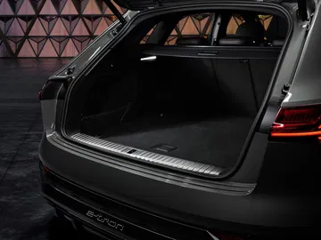 Vista trasera del Audi Q8 e-tron mostrando la amplitud del maletero.