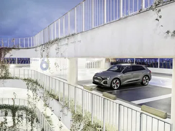 Vista lateral del Audi Q8 e-tron en un entorno urbano moderno