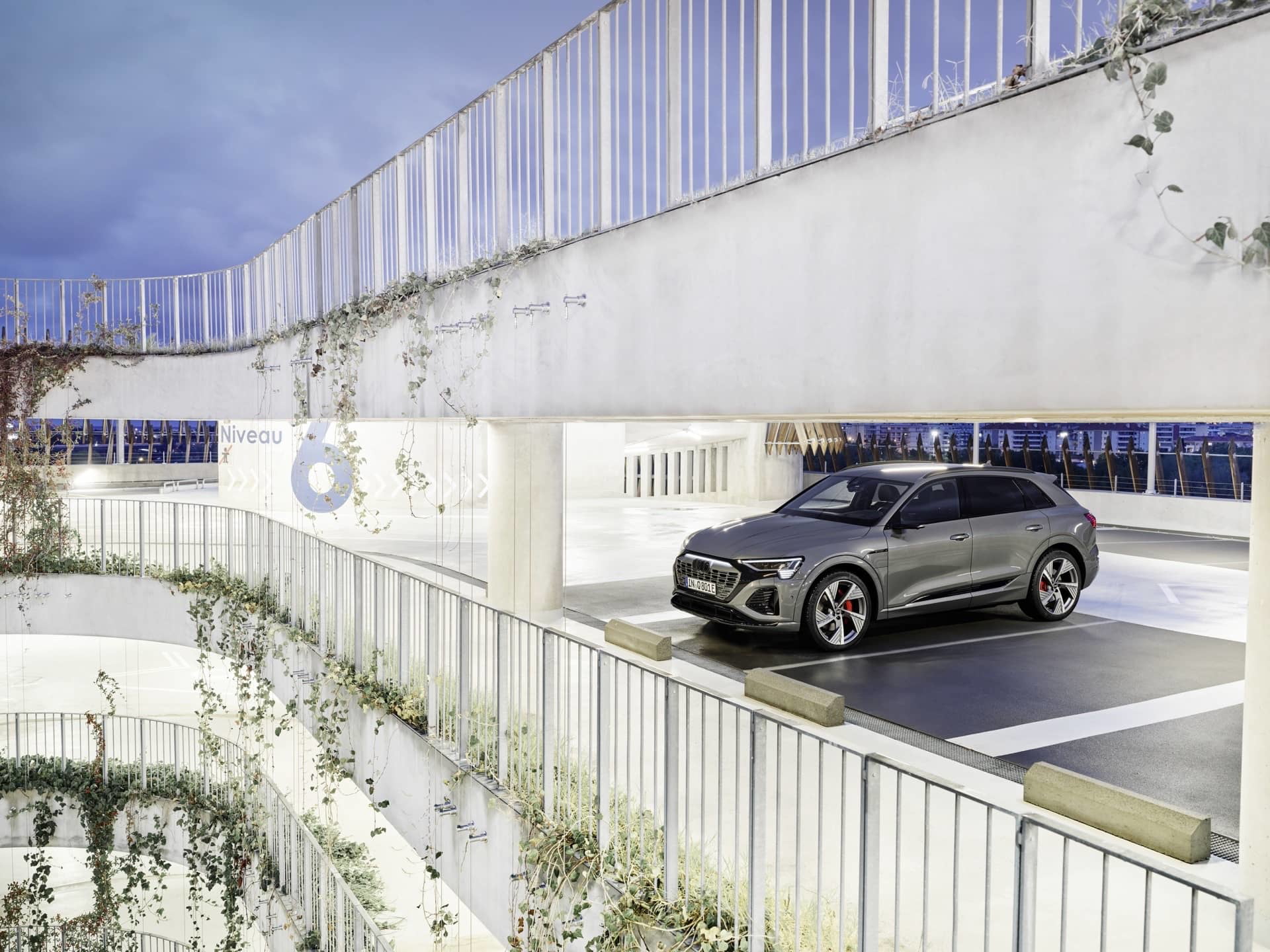 Vista lateral del Audi Q8 e-tron en un entorno urbano moderno