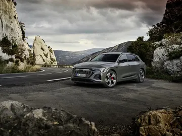 Vista frontal y lateral del Audi Q8 e-tron destacando su diseño vanguardista.