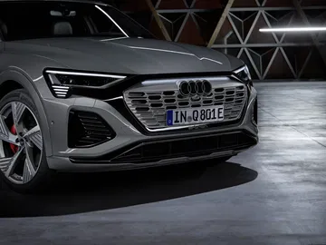 Vista en detalle de la parrilla y faros delanteros del Audi Q8 e-tron.