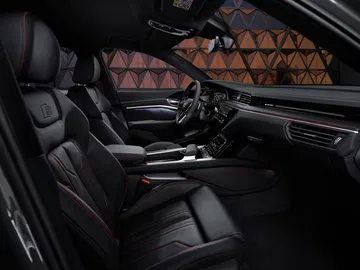 Habitáculo premium con asientos de cuero y detalles cuidados.