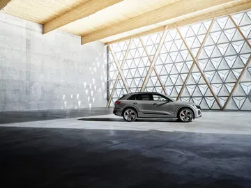 Vista lateral del Audi Q8 e-tron destacando su perfil aerodinámico.