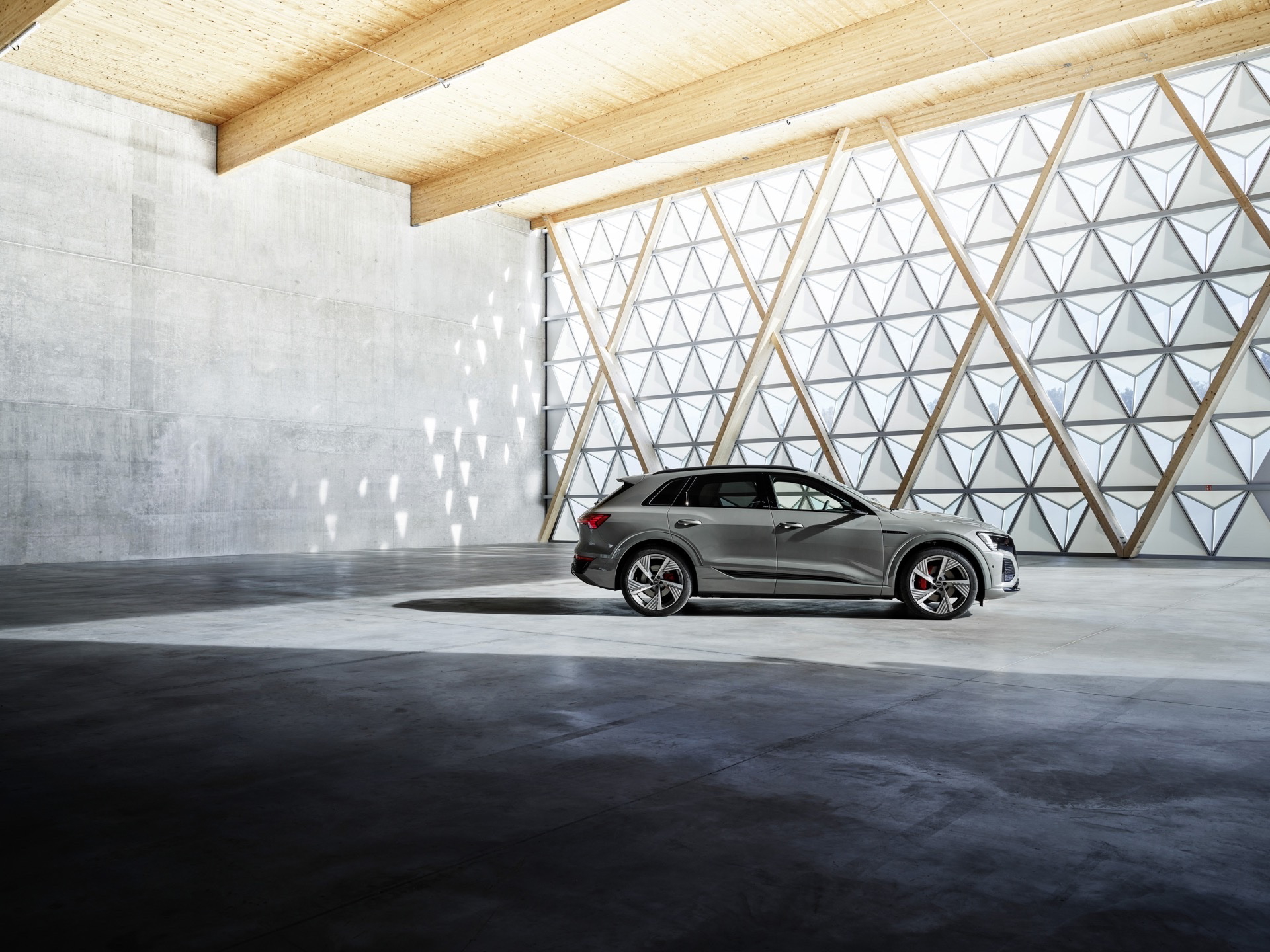 Vista lateral del Audi Q8 e-tron destacando su perfil aerodinámico.