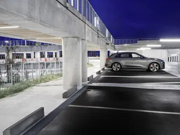 Vista lateral del Audi Q8 e-tron en un entorno nocturno, destacando su silueta dinámica.