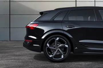 Vista lateral de un Audi Q8 e-tron destacando su línea aerodinámica