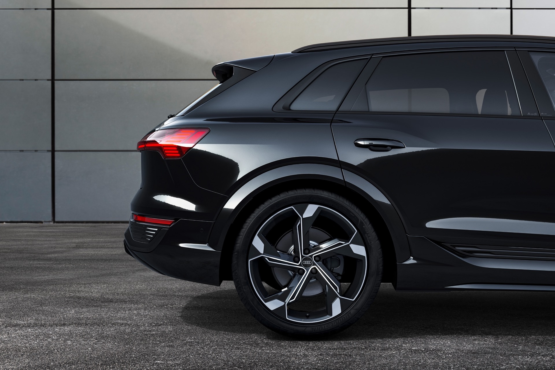 Vista lateral de un Audi Q8 e-tron destacando su línea aerodinámica