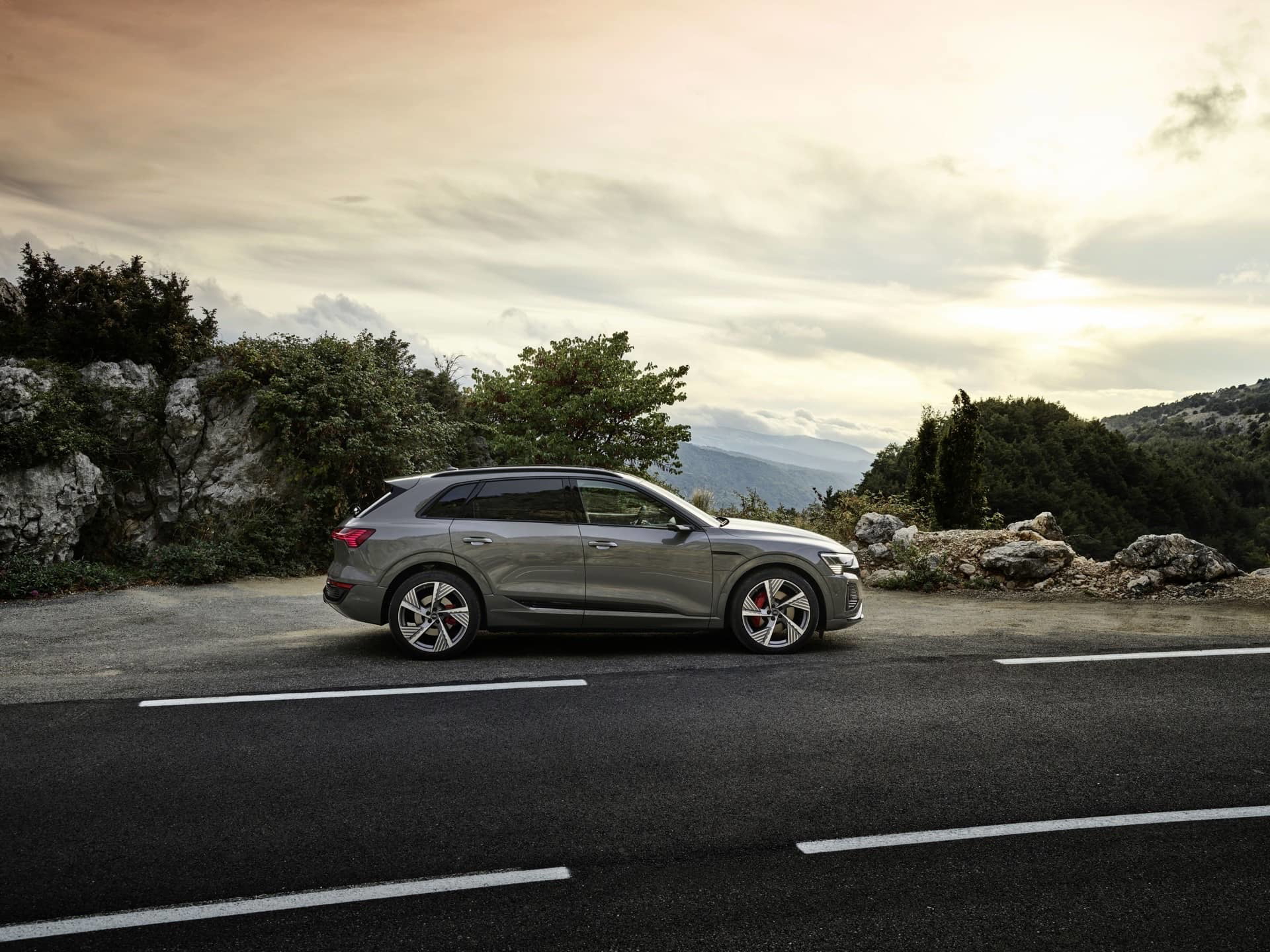 Vista lateral del Audi Q8 e-tron mostrando su diseño robusto y aerodinámico