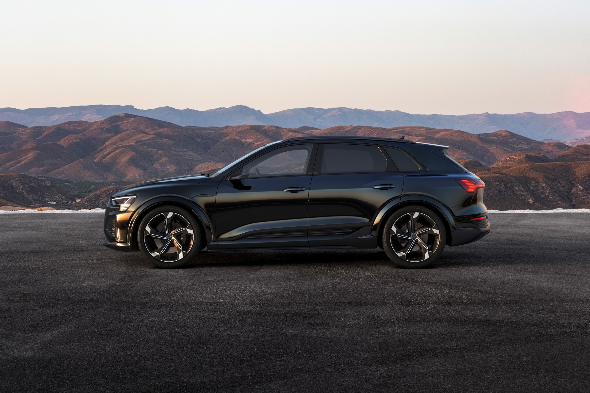 Vista lateral del Audi Q8 e-tron destacando su perfil aerodinámico