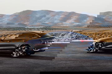 Perfil del Audi Q8 e-tron mostrando su silueta aerodinámica y llantas deportivas.