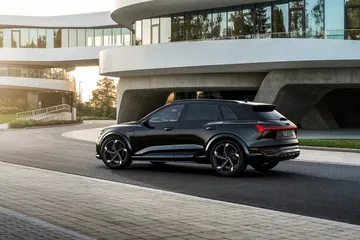 Vista lateral del Audi Q8 e-tron mostrando líneas modernas y aerodinámicas.