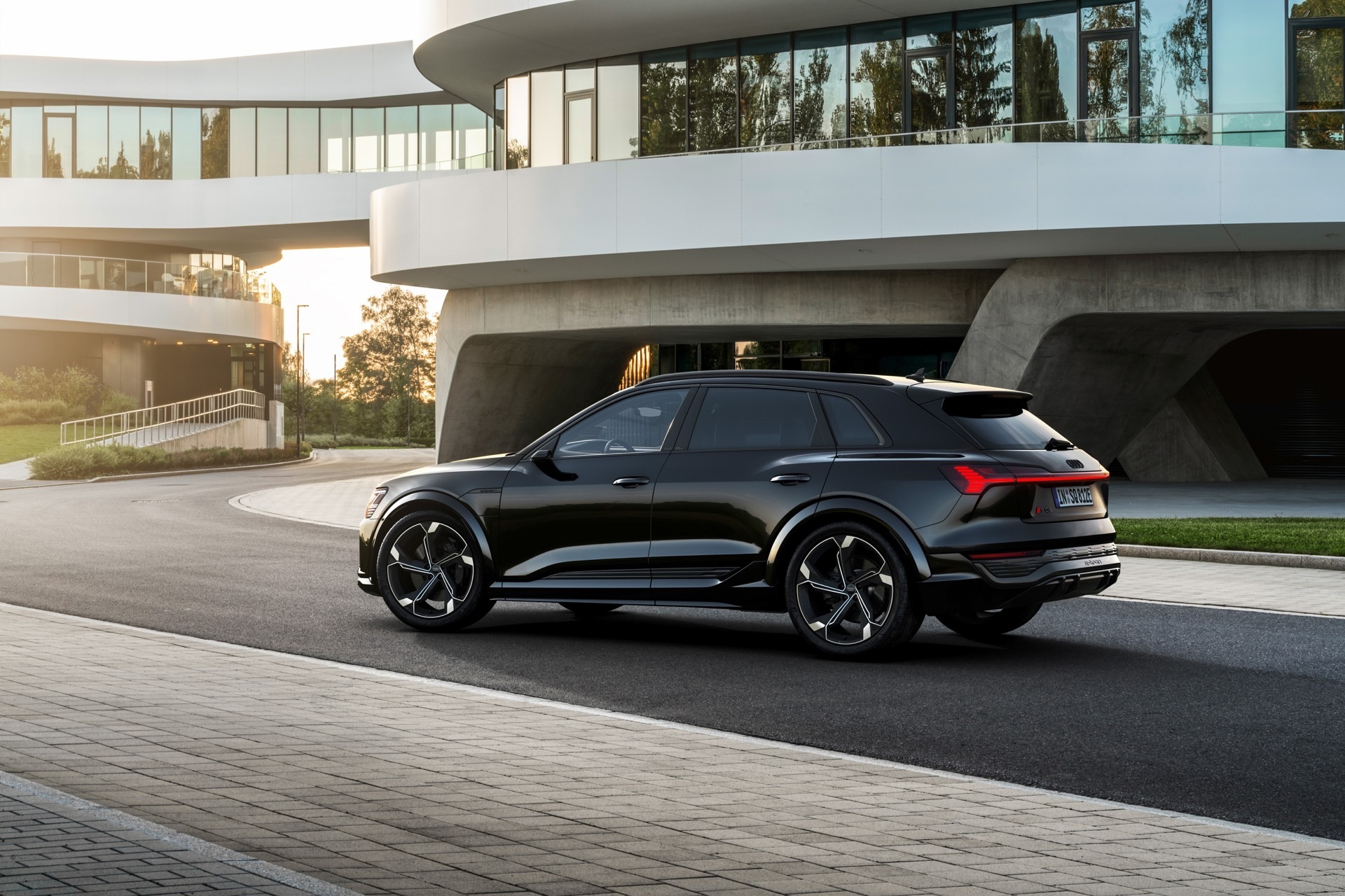 Vista lateral del Audi Q8 e-tron mostrando líneas modernas y aerodinámicas.
