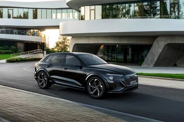 Vista lateral del Audi Q8 e-tron mostrando su elegante diseño aerodinámico.