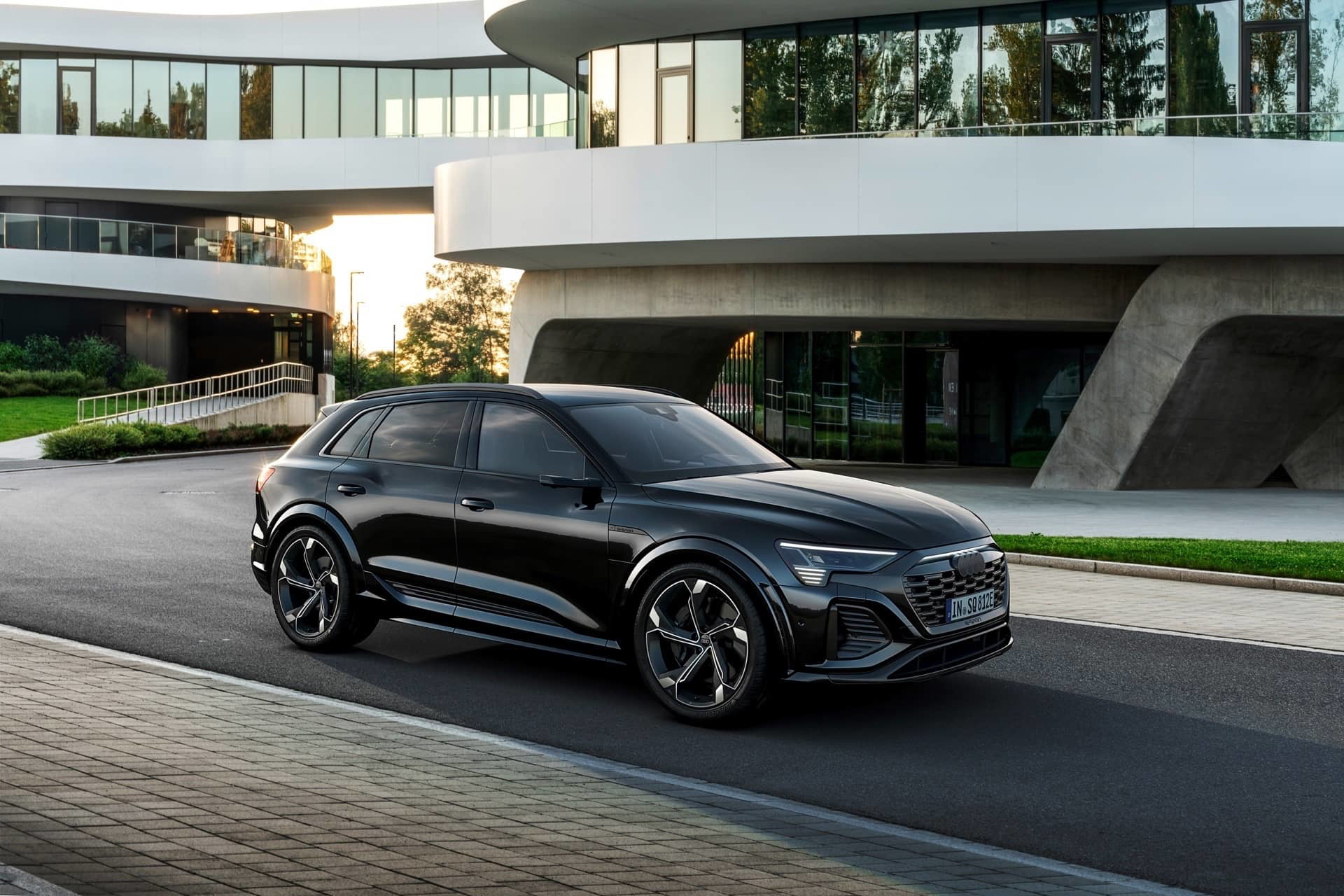 Vista lateral del Audi Q8 e-tron mostrando su elegante diseño aerodinámico.