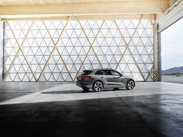 Vista lateral del Audi Q8 e-tron destacando su diseño aerodinámico.