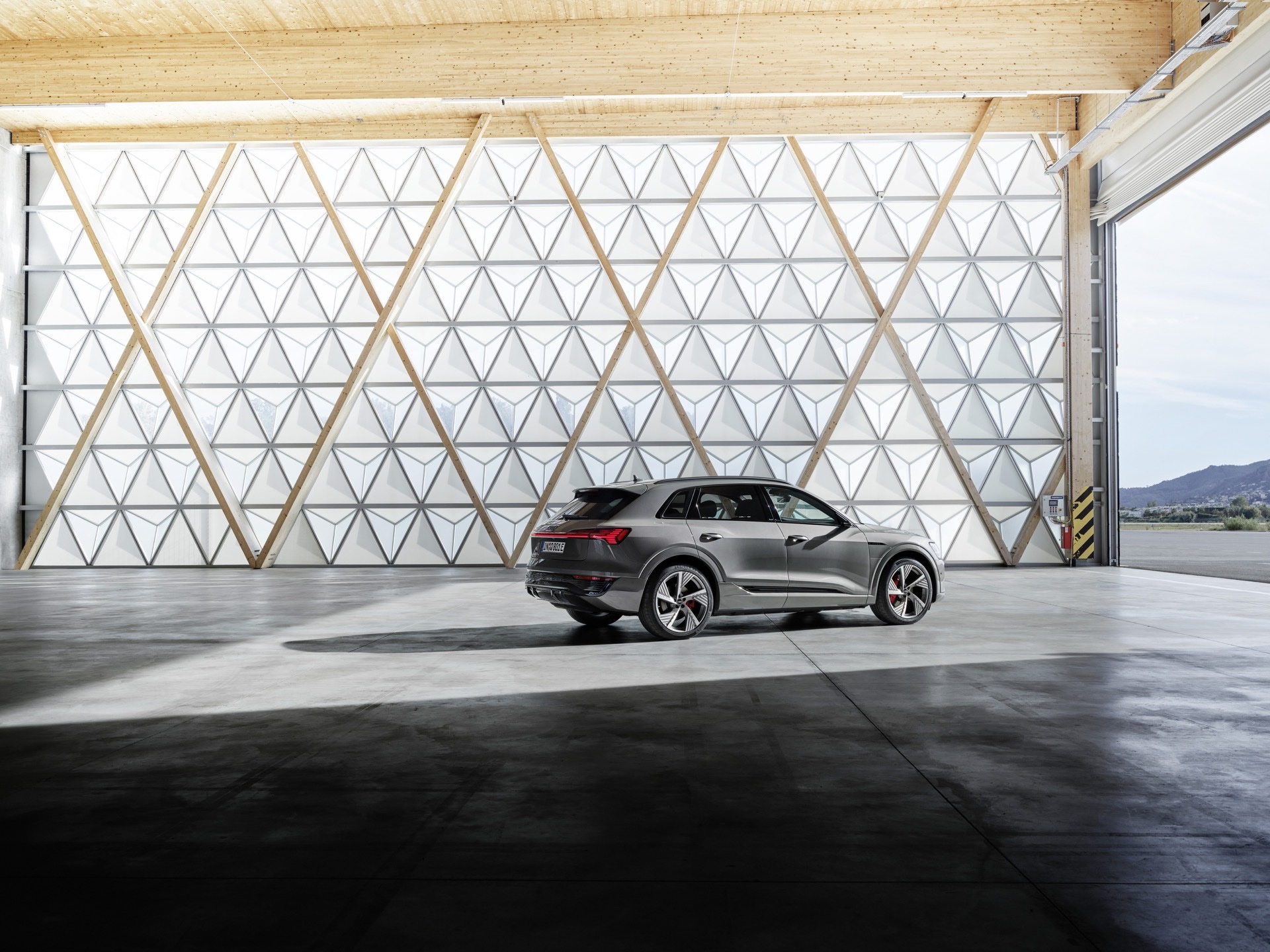 Vista lateral del Audi Q8 e-tron destacando su diseño aerodinámico.