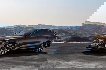 Perfil lateral del Audi Q8 e-tron demostrando su diseño aerodinámico y líneas elegantes.