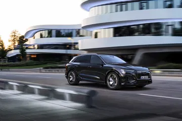 Audi Q8 e-tron en movimiento mostrando su línea lateral