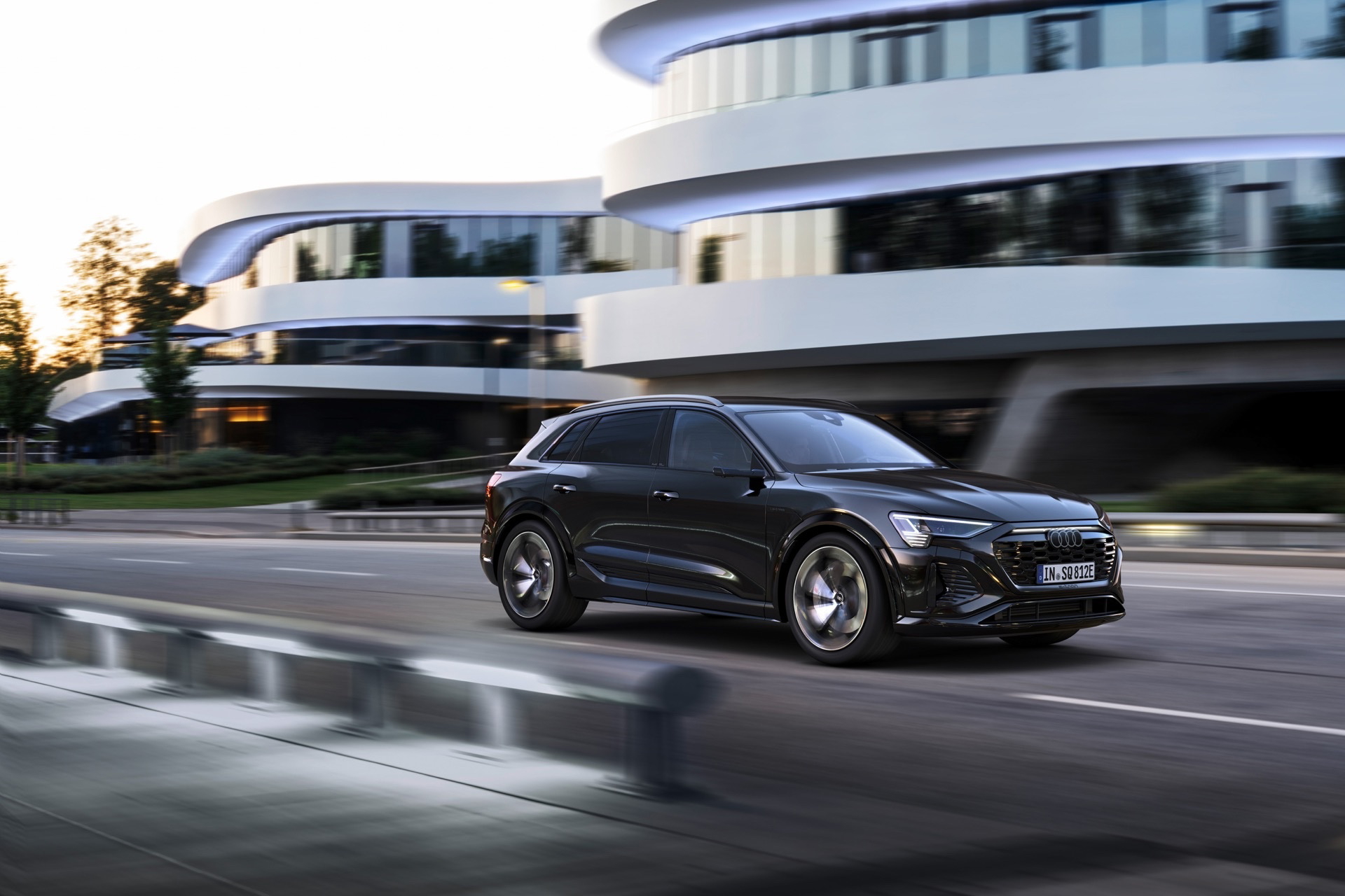 Audi Q8 e-tron en movimiento mostrando su línea lateral