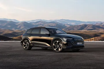 Vista lateral del Audi Q8 e-tron mostrando su diseño aerodinámico y robusto.