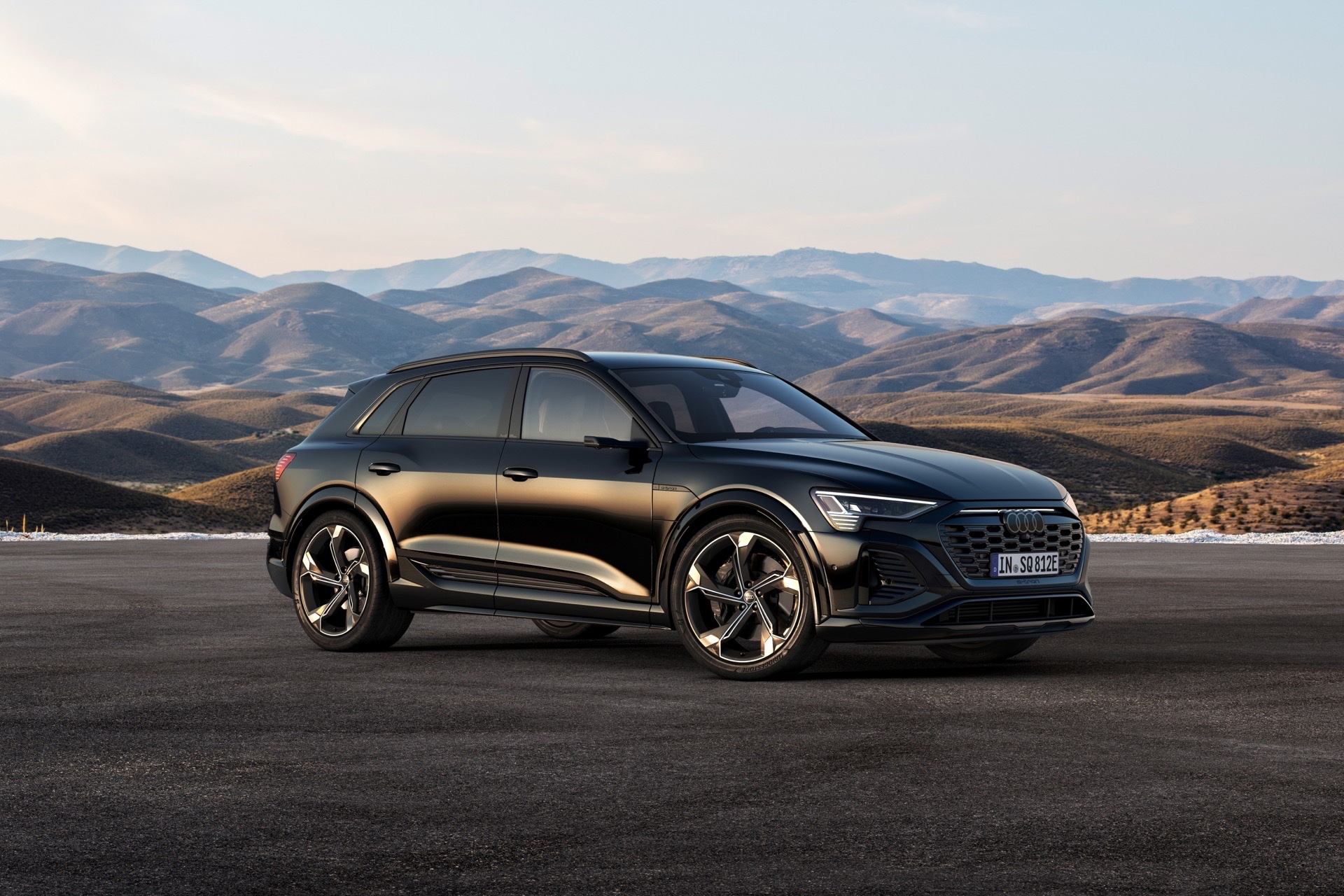 Vista lateral del Audi Q8 e-tron mostrando su diseño aerodinámico y robusto.