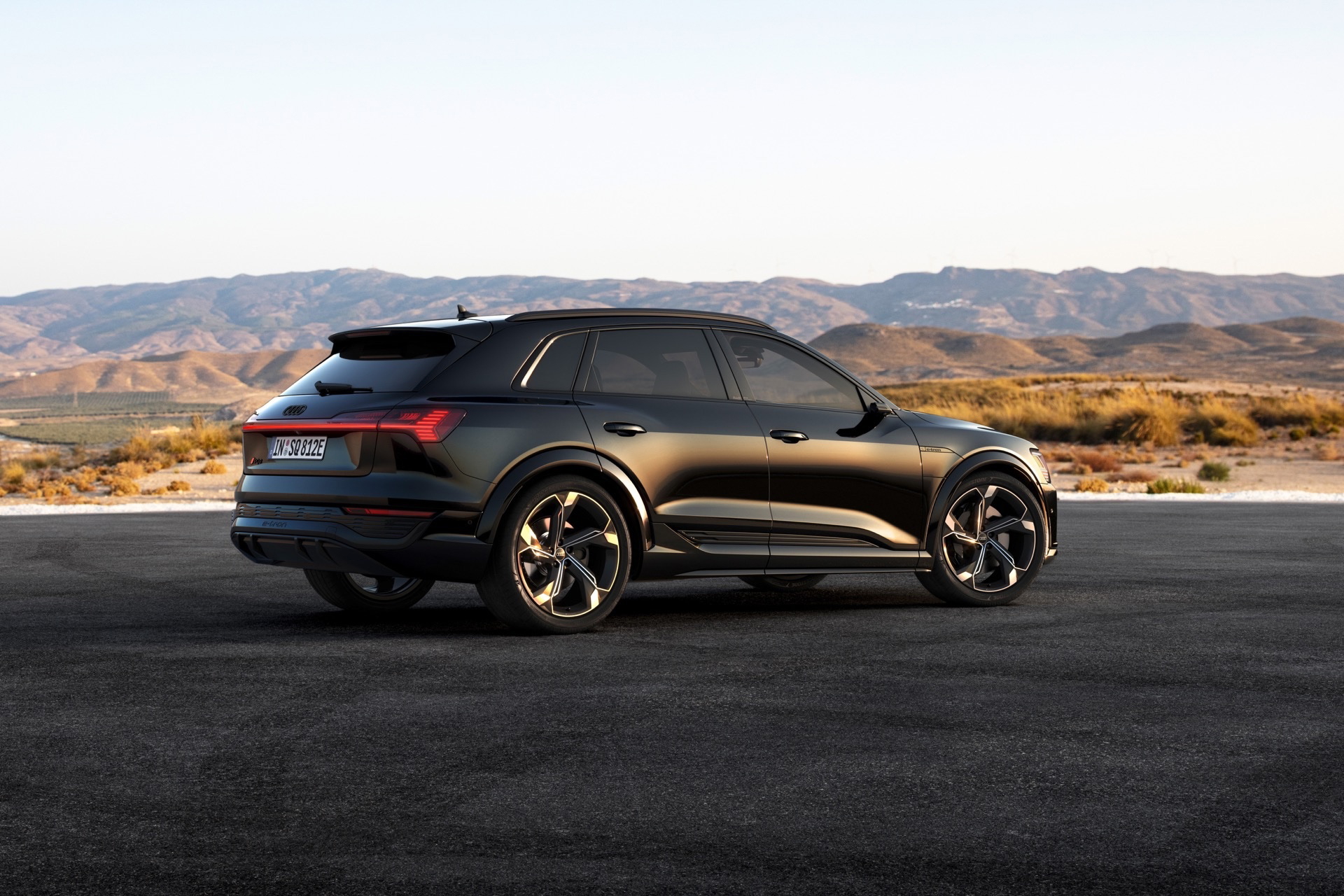 Vista lateral del Audi Q8 e-tron mostrando líneas dinámicas y robustez.