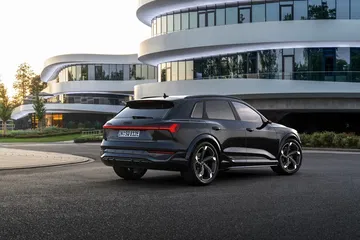 Vista trasera y lateral del Audi Q8 e-tron, destacando su diseño y líneas.