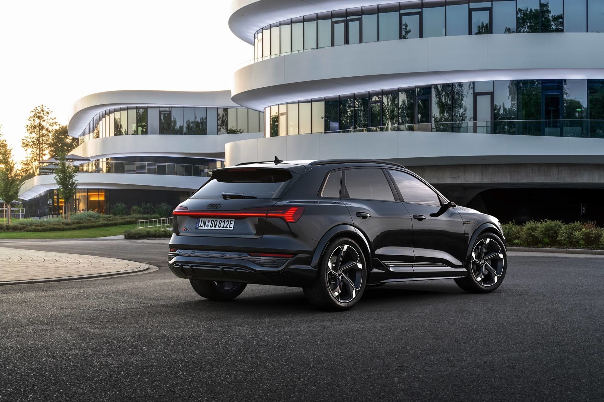 Vista trasera y lateral del Audi Q8 e-tron, destacando su diseño y líneas.
