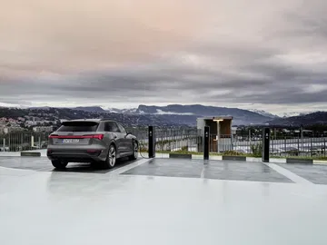 Vista trasera lateral del Audi Q8 e-tron destacando su diseño y luces.