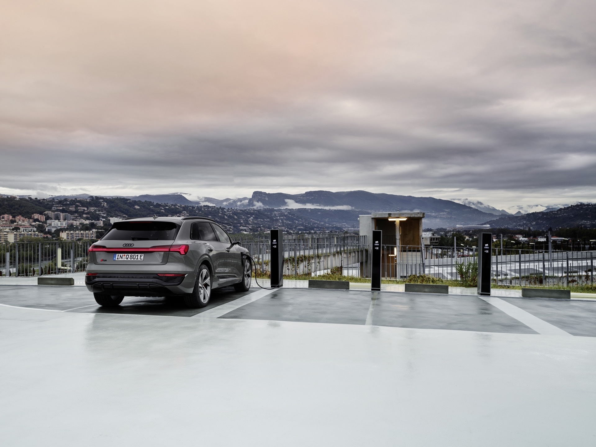 Vista trasera lateral del Audi Q8 e-tron destacando su diseño y luces.