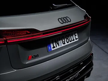 Vista en detalle de la zaga del Audi Q8 e-tron, con iluminación distintiva.