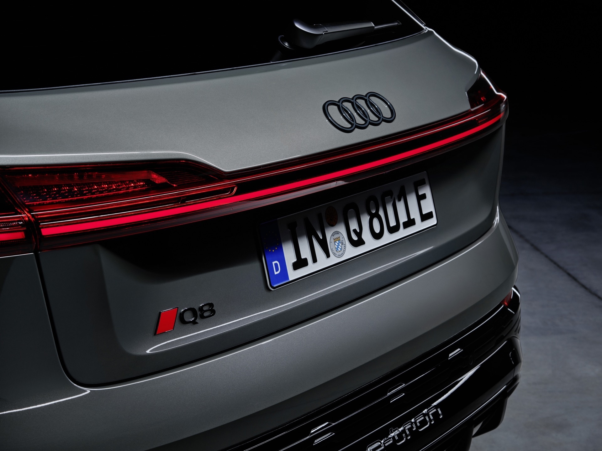 Vista en detalle de la zaga del Audi Q8 e-tron, con iluminación distintiva.