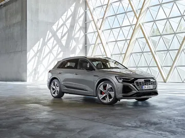 Vista lateral del Audi Q8 e-tron mostrando su diseño aerodinámico y elegante.