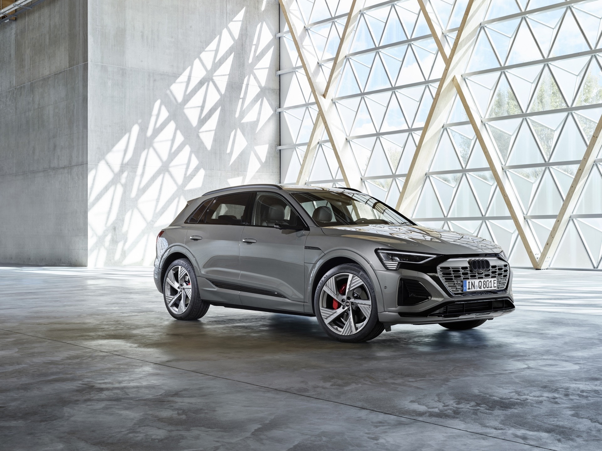Vista lateral del Audi Q8 e-tron mostrando su diseño aerodinámico y elegante.