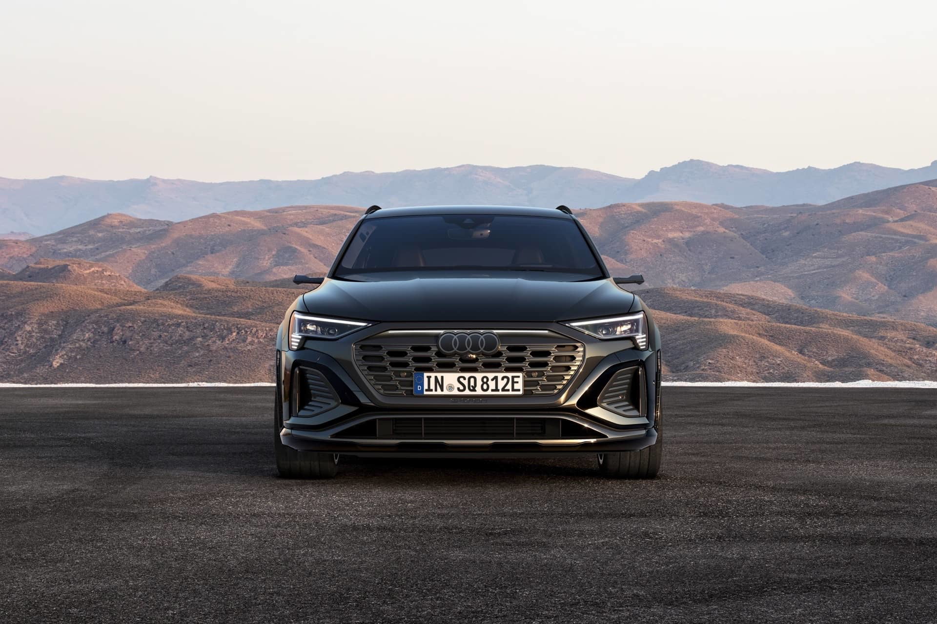 Vista frontal del Audi Q8 e-tron destacando su parrilla y faros LED.