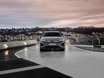 Vista frontal del Audi Q8 e-tron destacando su diseño imponente y faros LED.