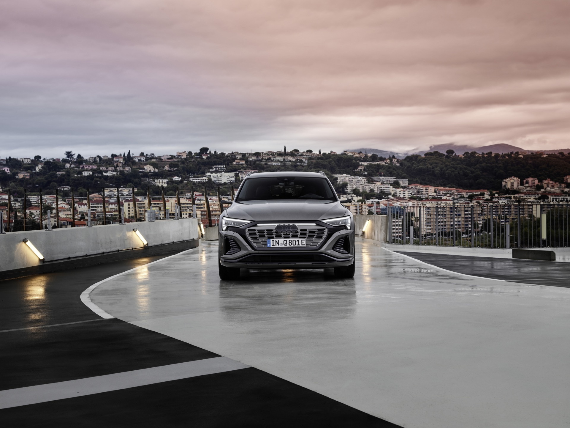 Vista frontal del Audi Q8 e-tron destacando su diseño imponente y faros LED.