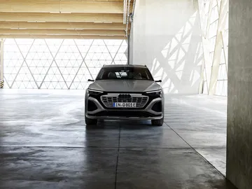 Vista frontal del Audi Q8 e-tron destacando su robusta parrilla