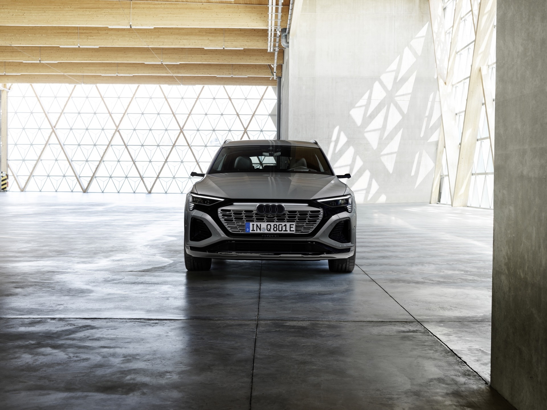 Vista frontal del Audi Q8 e-tron destacando su robusta parrilla