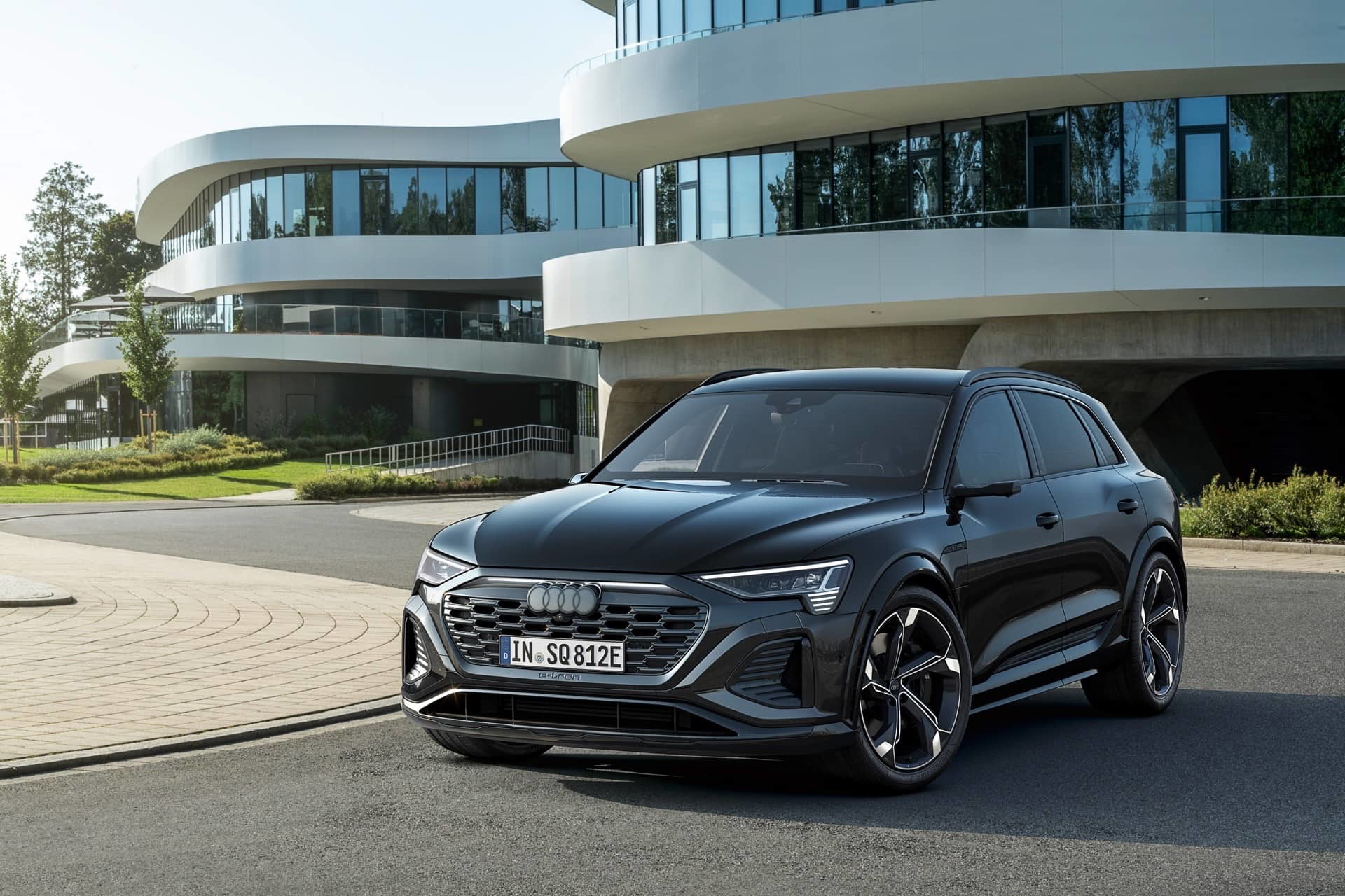 Vista frontal y lateral del imponente Audi Q8 e-tron aparcado.