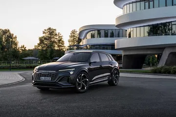 Vista angular del Audi Q8 e-tron destacando su diseño vanguardista.