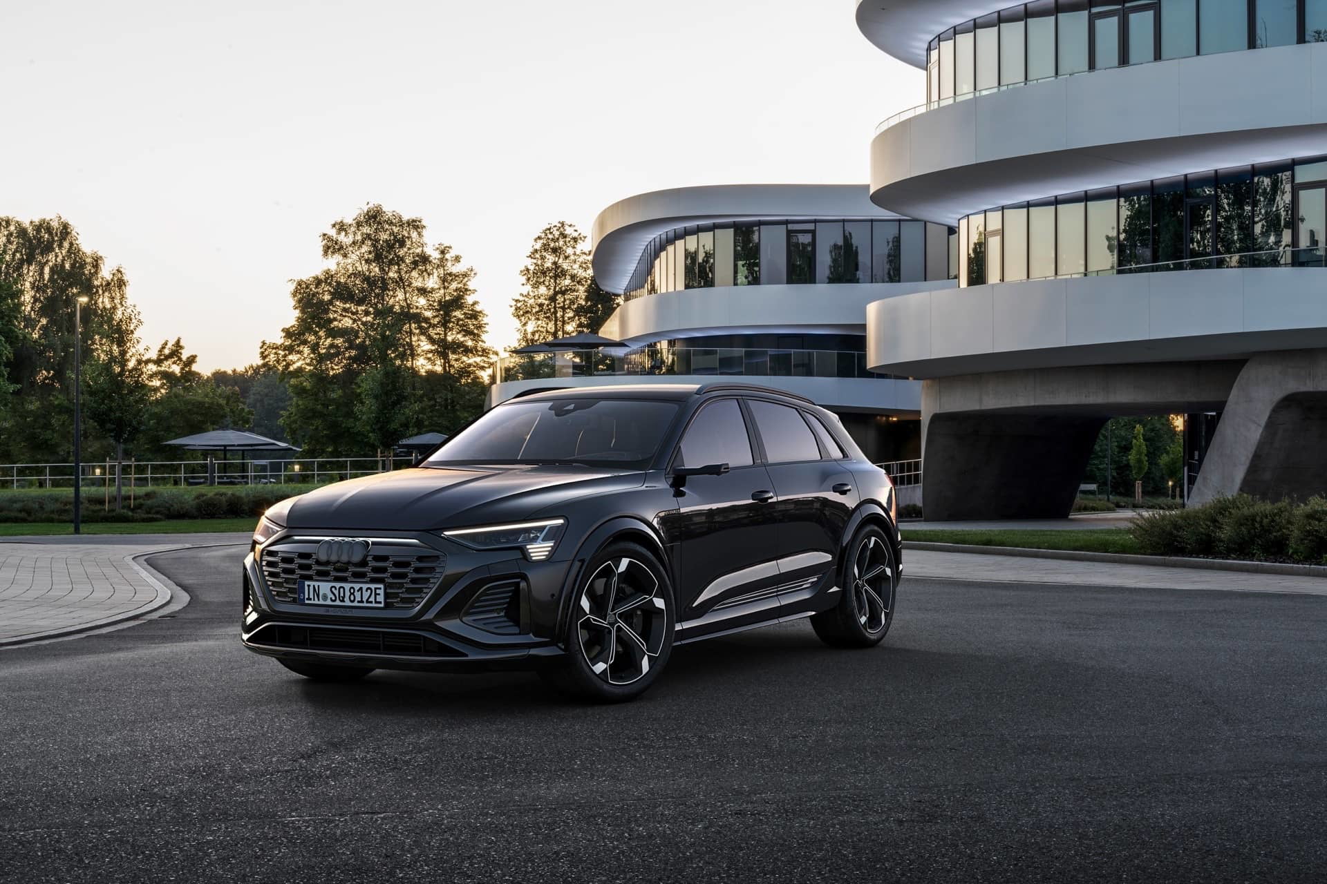 Vista angular del Audi Q8 e-tron destacando su diseño vanguardista.