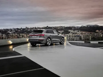 Vista lateral del Audi Q8 e-tron destacando su línea aerodinámica.